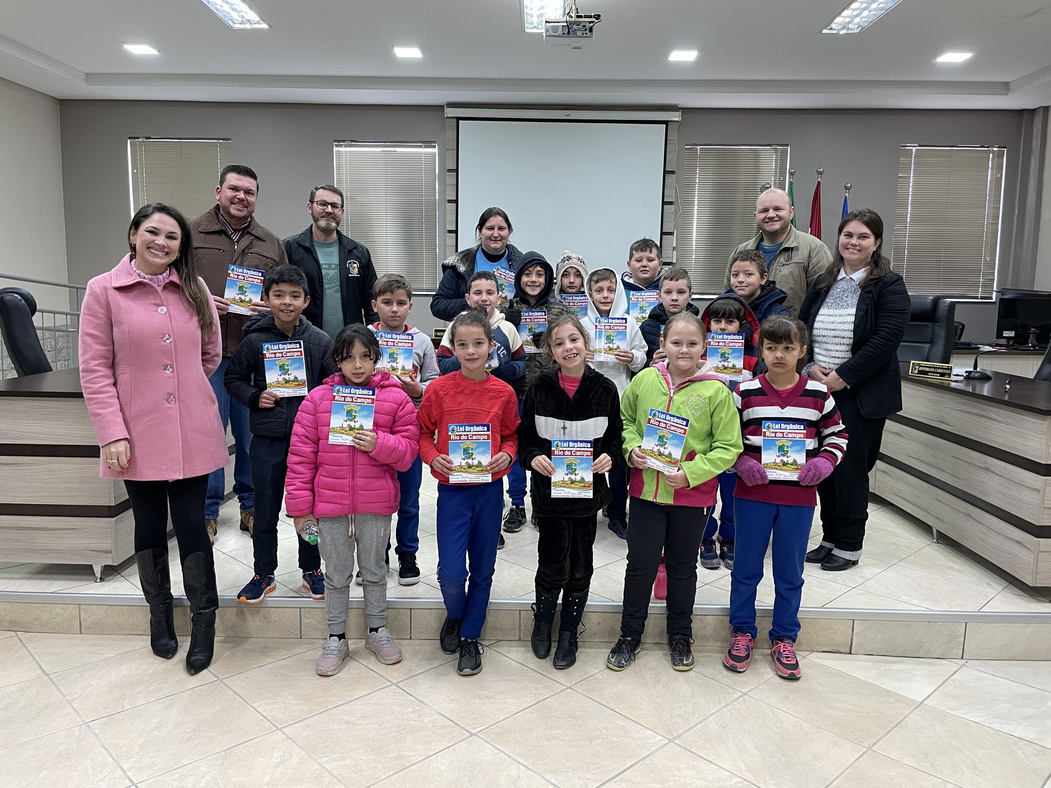 Visita de alunos da Santa Maria ao legislativo e executivo municipal.